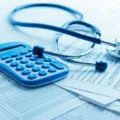 Plano de saúde após os 60 anos: TJMG suspende aumento de 141%